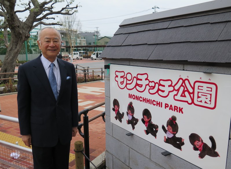 完成したモンチッチ公園の前に立つ、玩具メーカー「セキグチ」の関口晃市会長=東京都葛飾区西新小岩5で