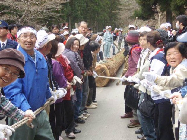 群馬県南牧村の前回(2010年)の御柱祭で、巨木に結びつけられたロープを引く参加者たち=南牧村民提供