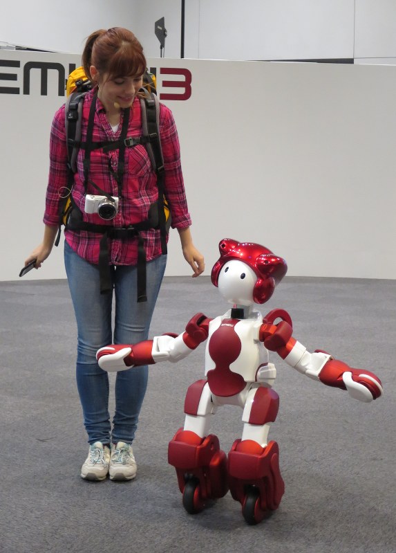 日立製作所が開発した人型ロボット「EMIEW3」=東京都港区で2016年4月8日、小川祐希撮影