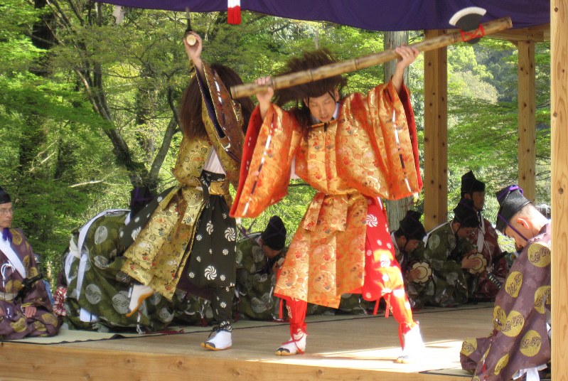 仁比山神社で奉納された御田舞=2016年4月8日、満島史朗撮影