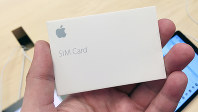 アップルが自ら販売する「アップルＳＩＭ」。中身を書き換えて、さまざまな通信事業者に接続できる
