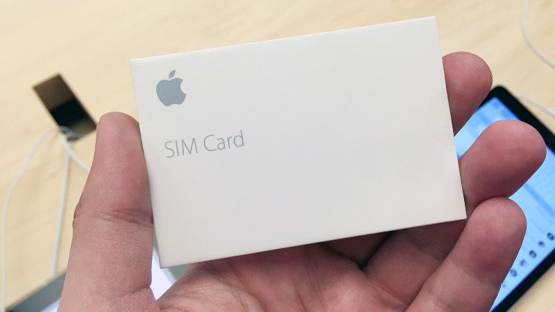 アップルが自ら販売する「アップルSIM」。中身を書き換えて、さまざまな通信事業者に接続できる