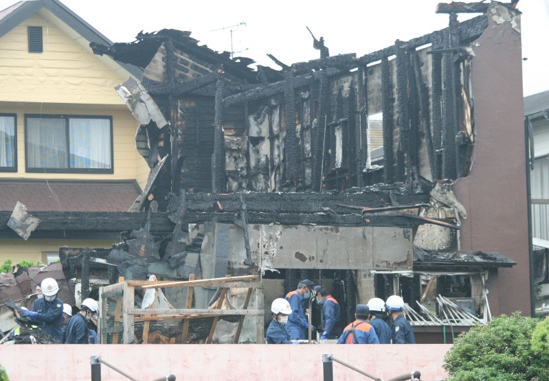4人が死亡した火災現場で実況見分する捜査関係者ら=大分県杵築市で2015年7月7日、比嘉洋撮影
