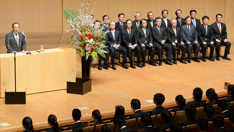 入社式で不正会計問題について謝罪する東芝の室町正志社長(左)ら経営陣=2016年4月1日、徳野仁子撮影