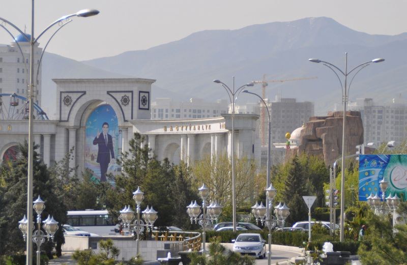 うごめく独裁国家 トルクメニスタン 上 独立２５年 進む個人崇拝 不興買えば投獄も 写真特集3 14 毎日新聞