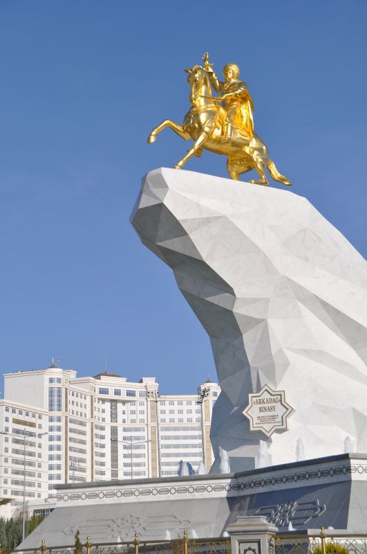 うごめく独裁国家 トルクメニスタン 上 独立２５年 進む個人崇拝 不興買えば投獄も 写真特集4 14 毎日新聞