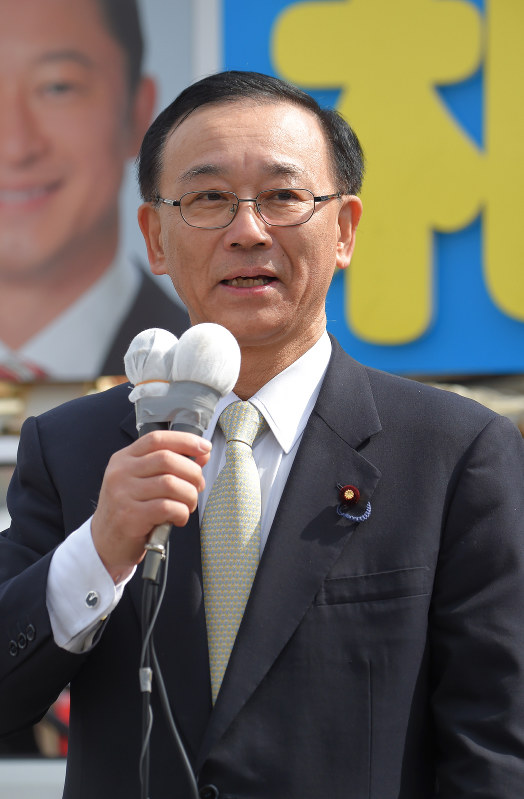 北海道5区の自民党候補の街頭演説に立つ谷垣禎一・同党幹事長=札幌市厚別区で12日午前9時38分、手塚耕一郎撮影