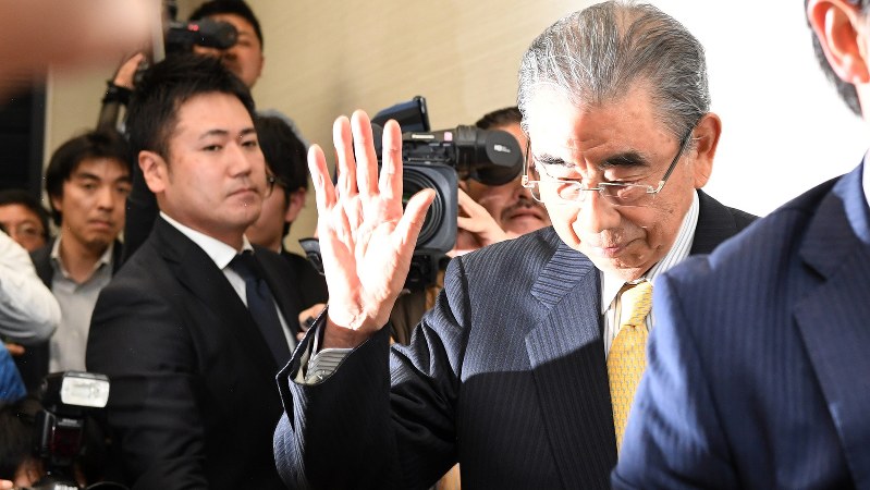 手を上げて記者会見場を後にするセブン&アイ・ホールディングスの鈴木敏文会長=4月7日、徳野仁子撮影