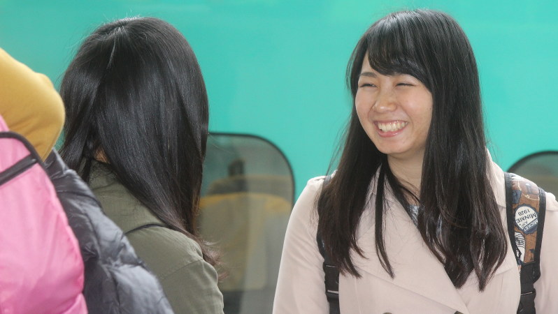 見送りに来てくれた友人と談笑する瀬戸さん