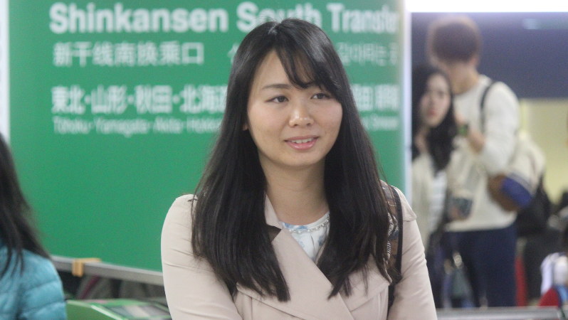 東北新幹線の改札に入る瀬戸さん