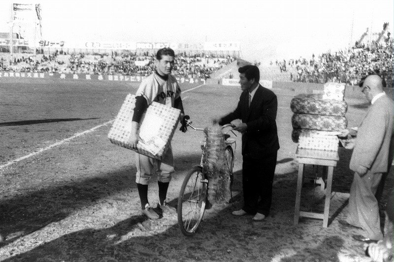 【1958年JCM129】長嶋茂雄・杉浦忠・本屋敷錦吾・金田正一他 野球めんこ 写真特集21/113] | 毎日新聞