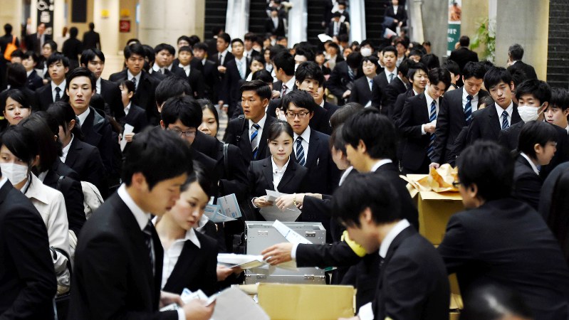 企業ブースに向かう学生たち=マイナビ合同会社説明会で、竹内紀臣撮影