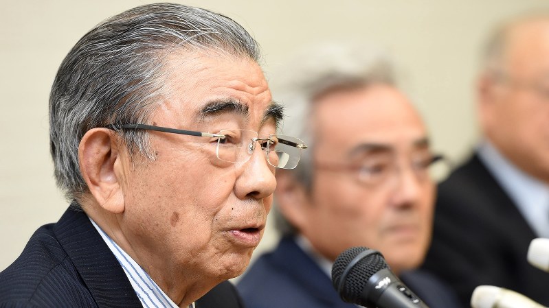 引退を発表したセブン&アイ・ホールディングスの鈴木敏文会長(左)=2016年4月7日、徳野仁子撮影