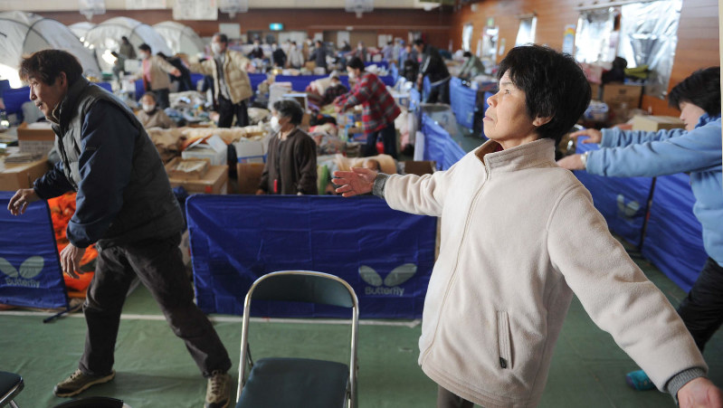東日本大震災時、ある避難所では震災3日後からラジオ体操を始めた。適当な運動は脳梗塞、心筋梗塞などの予防になる=岩手県大船渡市で2011年4月4日午前6時59分、矢頭智剛撮影