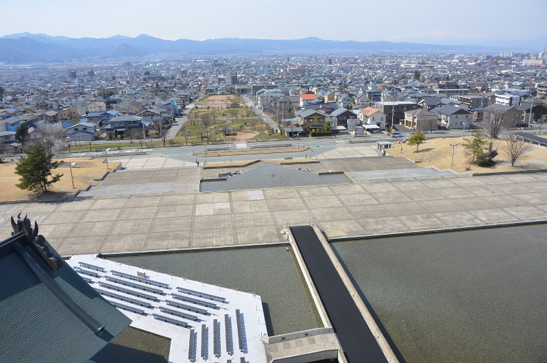みちのく建物探訪 山形市 東北芸術工科大学本館 稜線表す巨大三角形 宮城 毎日新聞