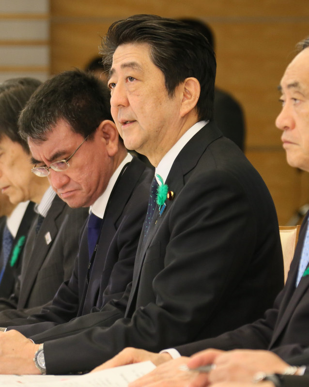 熊本地震を受けた第5回非常災害対策本部会議で発言する安倍首相(中央)。左は河野防災担当相、右は菅官房長官=首相官邸で2016年4月16日午前11時37分、山本晋撮影