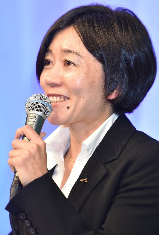 引退記者会見で記者の質問に笑顔で答える野口みずき選手=神戸市中央区で2016年4月15日、山崎一輝撮影