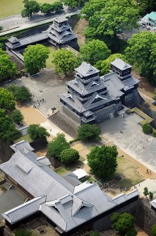 ＜地震前＞堂々と立つ熊本城天守閣。手前は本丸御殿大広間、奥は宇土櫓＝熊本市で２０１１年５月３０日、本社ヘリから矢頭智剛撮影