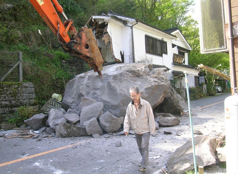 一目八景で知られる観光地・深耶馬渓で、そば屋を直撃した巨石=2016年4月16日、大漉実知朗撮影