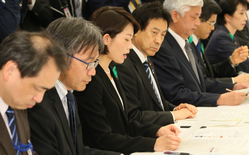 熊本地震を受けた第5回非常災害対策本部会議で、川内原発の稼働に影響はないと報告する丸川原子力防災担当相(中央)=首相官邸で2016年4月16日午前11時38分、山本晋撮影