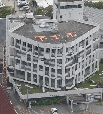 被災した宇土市役所＝熊本県宇土市で２０１６年４月１６日午前９時５９分、本社機「希望」から梅村直承撮影