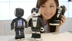 人型ロボット携帯電話「ＲｏＢｏＨｏＮ（ロボホン）」＝２０１６年４月１４日、宮武祐希撮影