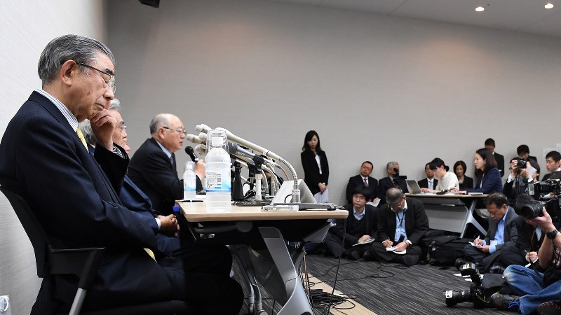 記者会見で辞任を表明したセブン&アイ・ホールディングスの鈴木敏文会長(左端)=2016年4月7日、徳野仁子撮影
