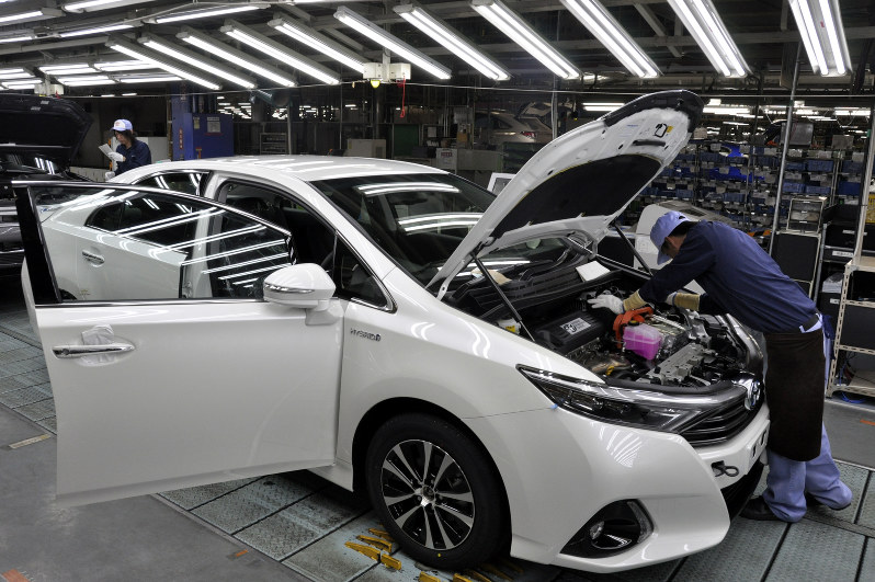トヨタの生産ライン=福岡県宮若市のトヨタ自動車九州で2013年9月、石田宗久撮影