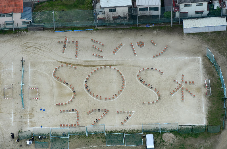 校庭に椅子で作られた「SOS」などの文字=熊本市中央区の熊本国府高で2016年4月18日午後3時35分、本社ヘリから矢頭智剛撮影