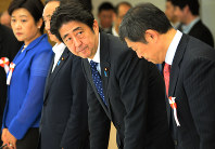 第２回の安全保障の法的基盤の再構築に関する懇談会に臨み、一礼する安倍晋三首相（中央）＝首相官邸で２０１３年９月１７日、藤井太郎撮影