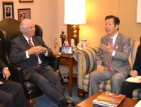 米有力議員（左）と会談する公明党の山口那津男代表。集団的自衛権問題を巡る米側の考えを探った＝ワシントンで２０１３年９月１０日、福岡静哉撮影