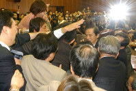 イラク特措法案をめぐってもみ合う与野党の議員＝参院外交防衛委で２００３年７月２５日、小林努写す