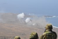 ２０１３年６月、米西部カリフォルニア州沖のサンクレメンテ島で行われた自衛隊と米軍の射撃訓練。交流は拡大しているが、集団的自衛権を巡る米側の事情は複雑だ＝西田進一郎撮影