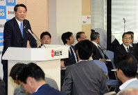 集団的自衛権についての意見集約に意欲を示す海江田万里代表（左）だが、党内調整は難航必至だ＝両院議員懇談会で２０１３年９月４日、藤井太郎撮影