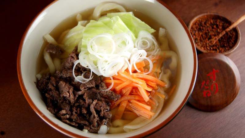 「肉うどん」(780円税別)。山梨・富士吉田市はうどんが名物で、お好みで“すりだね”を加えてもらう