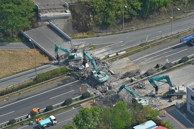 九州自動車道に崩れ落ちた橋の撤去作業が進む現場=熊本県甲佐町で2016年4月19日午後2時41分、本社ヘリから矢頭智剛撮影