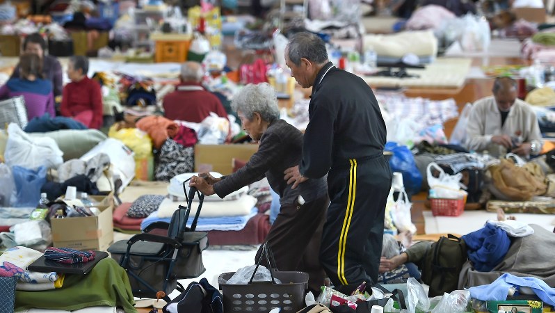 熊本県西原村の避難所=2016年4月20日、久保玲撮影