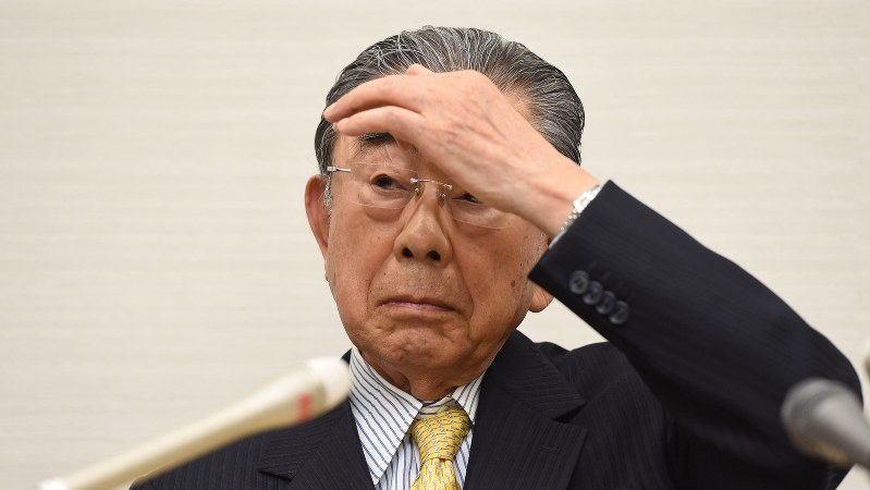 辞任を表明した記者会見で、額に手をやり記者の質問を聞くセブン&アイ・ホールディングスの鈴木敏文会長=2016年4月7日、徳野仁子撮影