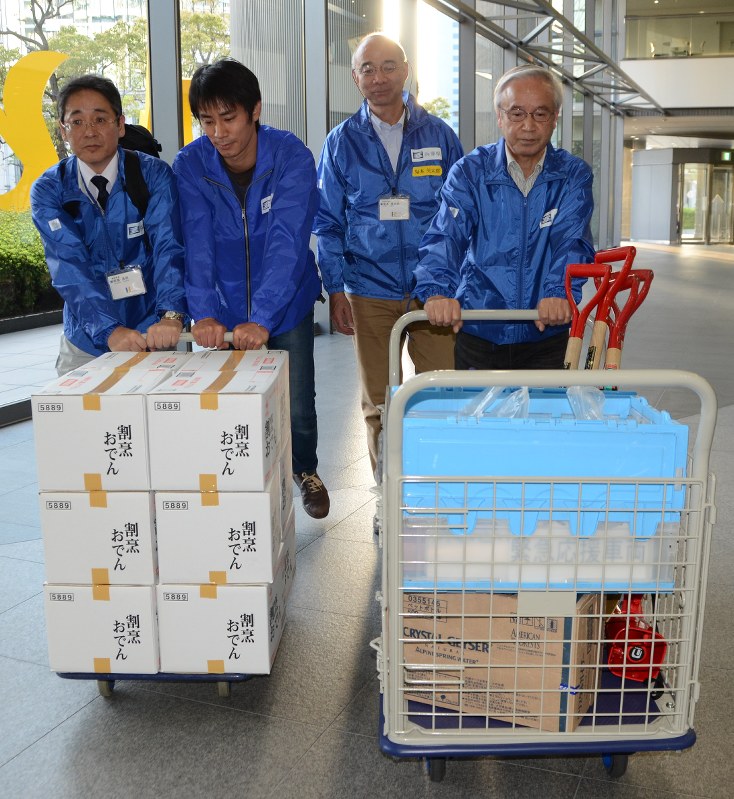 救援物資を手に被災地に出発したひょうごボランタリープラザの先遣隊=神戸市中央区で2016年4月15日、井上元宏撮影