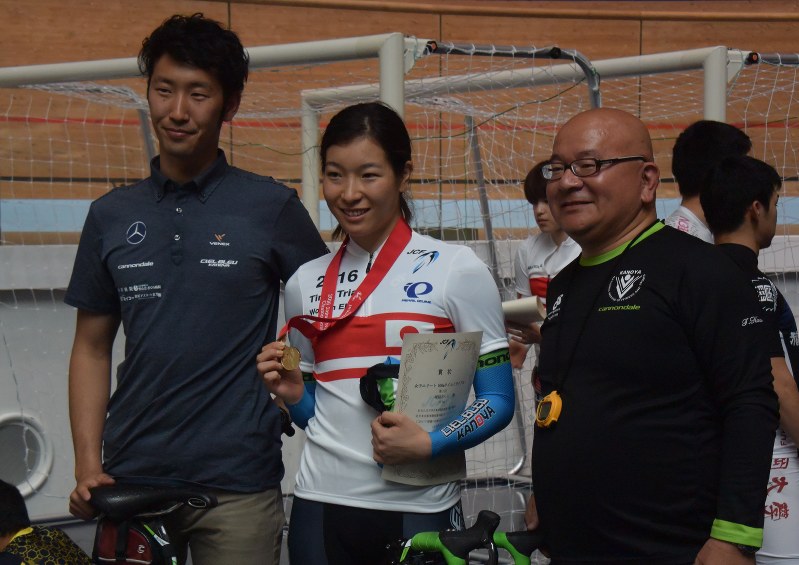 トラック種目の全日本選手権の500メートルタイムトライアルで初優勝し笑顔の塚越(中央)。右は鹿屋体育大の黒川監督、左は「Ciel Bleu 鹿屋」の高宮正嗣監督=静岡・伊豆ベロドロームで2016年4月16日、浅妻博之撮影