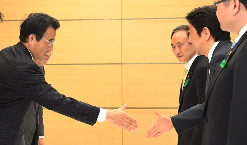 熊本地震対策の緊急申し入れの会談に臨み、安倍晋三首相(右から2人目)と握手する岡田克也民進党代表。奥は菅義偉官房長官=首相官邸で2016年4月20日午後2時32分、藤井太郎撮影