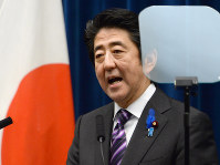 集団的自衛権行使の憲法解釈変更を決定した閣議後の記者会見で、「プロンプター」（原稿映写装置、右）を使い発言する安倍晋三首相＝首相官邸で２０１４年７月１日、藤井太郎撮影