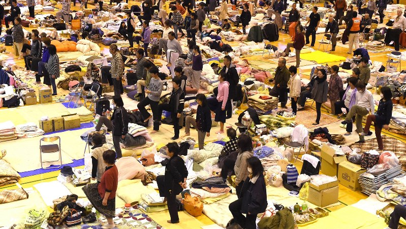 避難所になっている体育館で体操する人たち=熊本県南阿蘇村で2016年4月21日、徳野仁子撮影