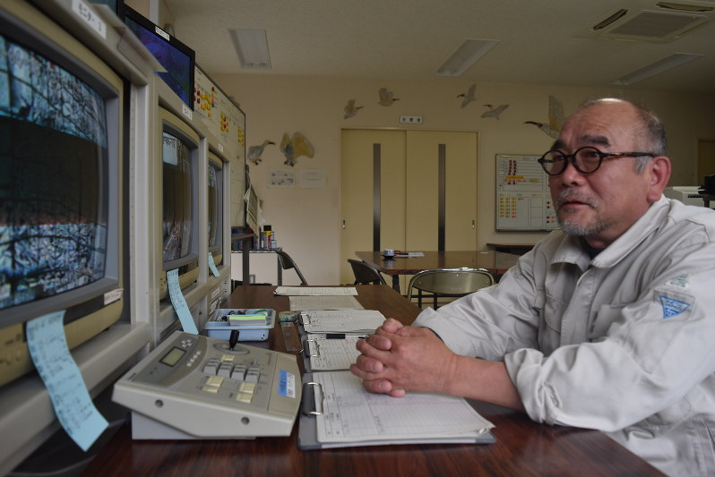 モニターで巣の状況を確認する金子さん=新潟県佐渡市新穂長畝の「佐渡トキ保護センター」で、南茂芽育撮影
