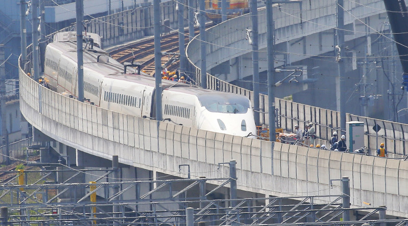 復旧作業が続く九州新幹線=熊本市西区で2016年4月19日午前11時21分、三村政司撮影