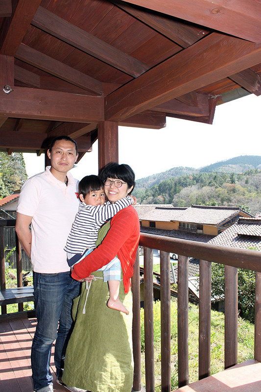 ベンガラ色の街、吹屋にゲストハウスを開いた田川寿一さん一家=岡山県高梁市成羽町吹屋のELEVEN VILLAGE吹屋で、山本麻美子撮影