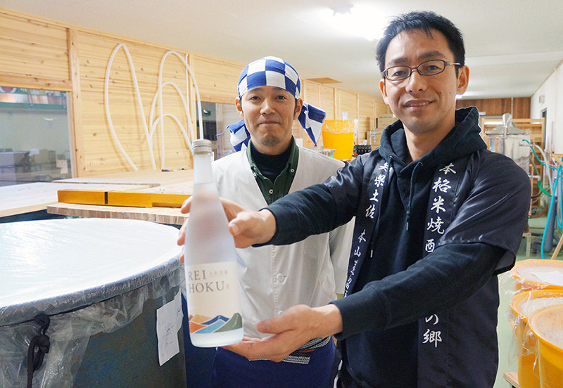 6月に販売が予定されている地元産材料を使った泡盛「土佐泡盛REIHOKU」=高知県本山町で、植田憲尚撮影