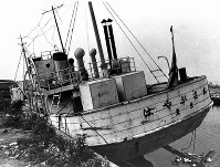 船名もはやぶさ丸と変り朽ちる第五福竜丸＝１９６８年７月撮影