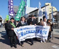 亡くなった久保山愛吉さんの墓を目指して行進する参加者＝焼津駅付近で２０１６年３月１日午前９時２８分、松岡大地撮影