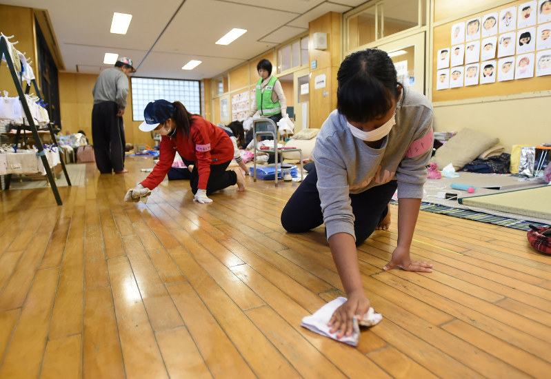 避難所の小学校の廊下を清掃するボランティア=熊本県益城町の町立広安西小で2016年4月21日午前10時18分、久保玲撮影
